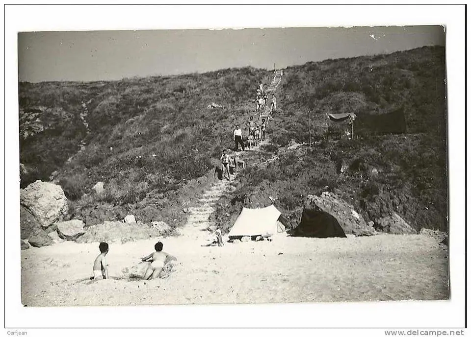 Photo ancienne de la plage au pied du camping