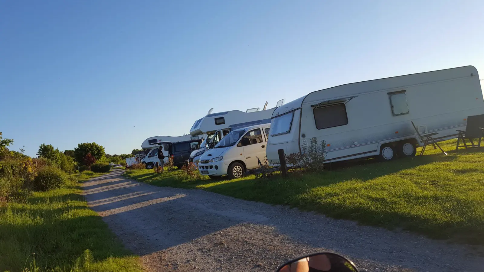 Camping-cars et caravanes au-dessus de la mer