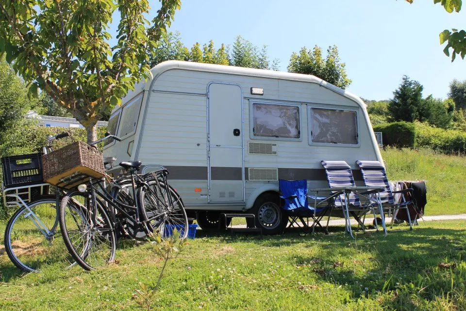 Une caravane installée sur le camping