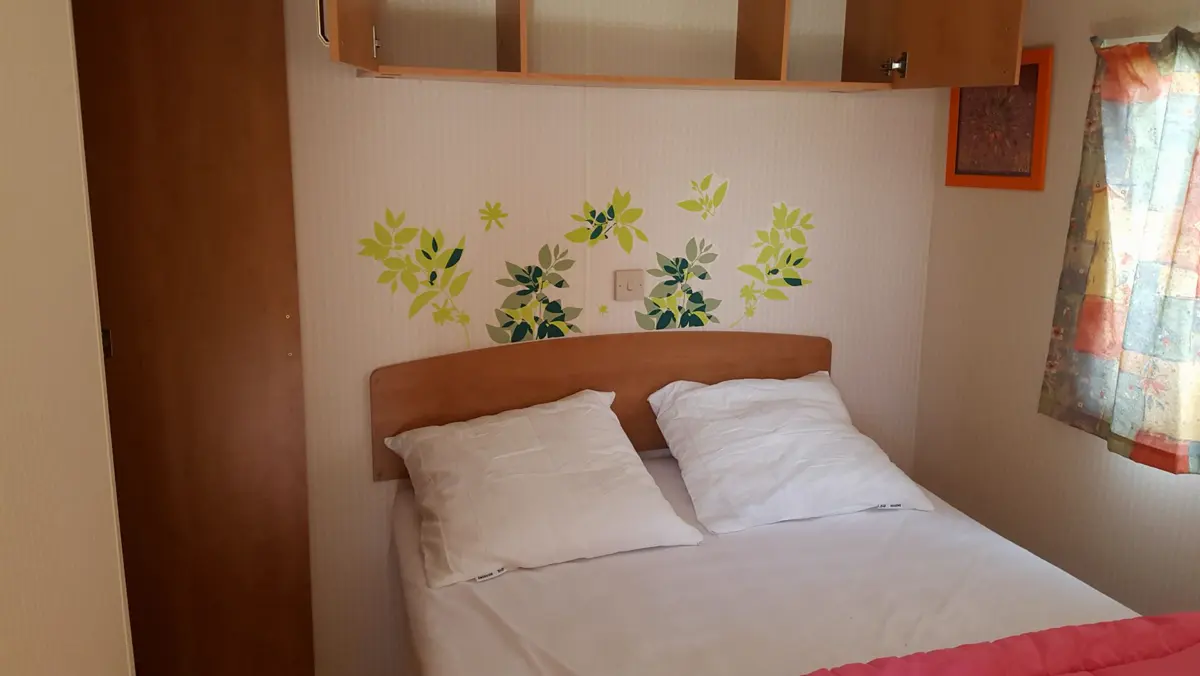 Une chambre de mobil-home