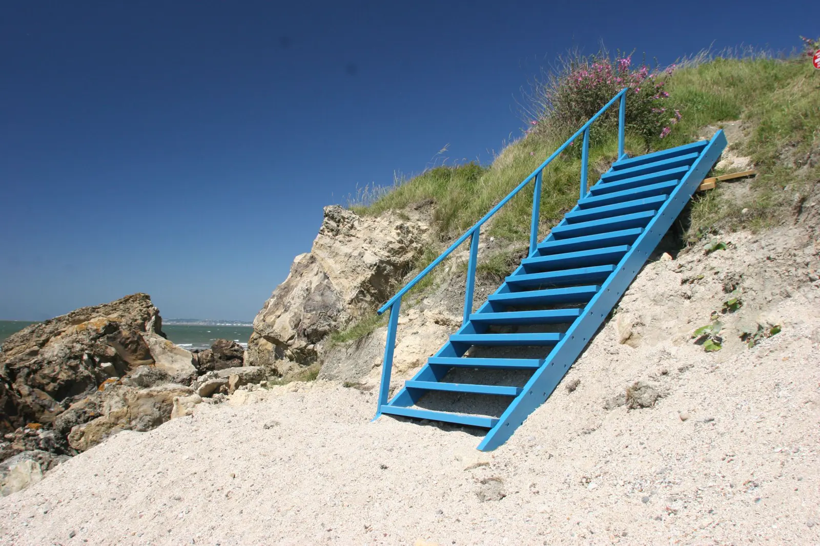 L'escalier bleu qui descend du camping à la plage