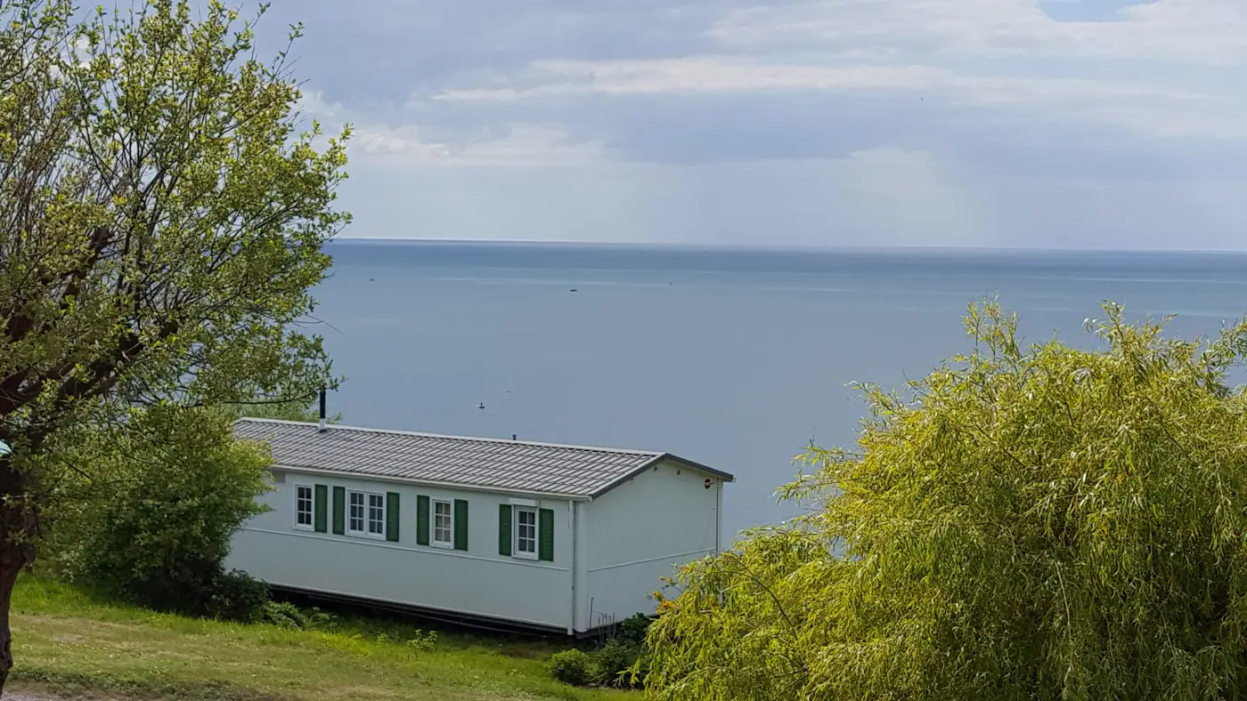 Un mobil-home posé au-dessus de la mer