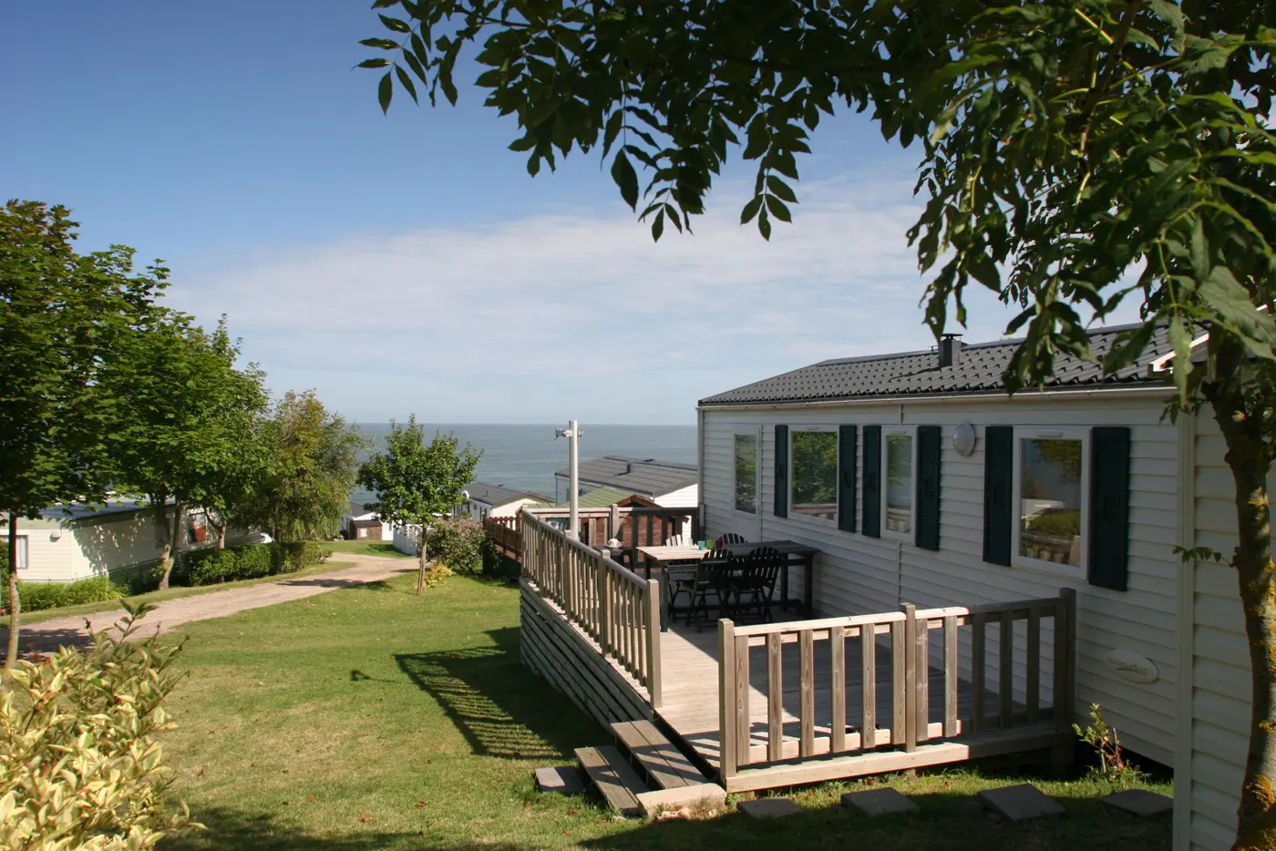 Un mobil-home et sa terrasse face à la mer