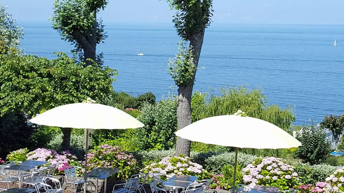 Les parasols de la terrasse, la mer derrière