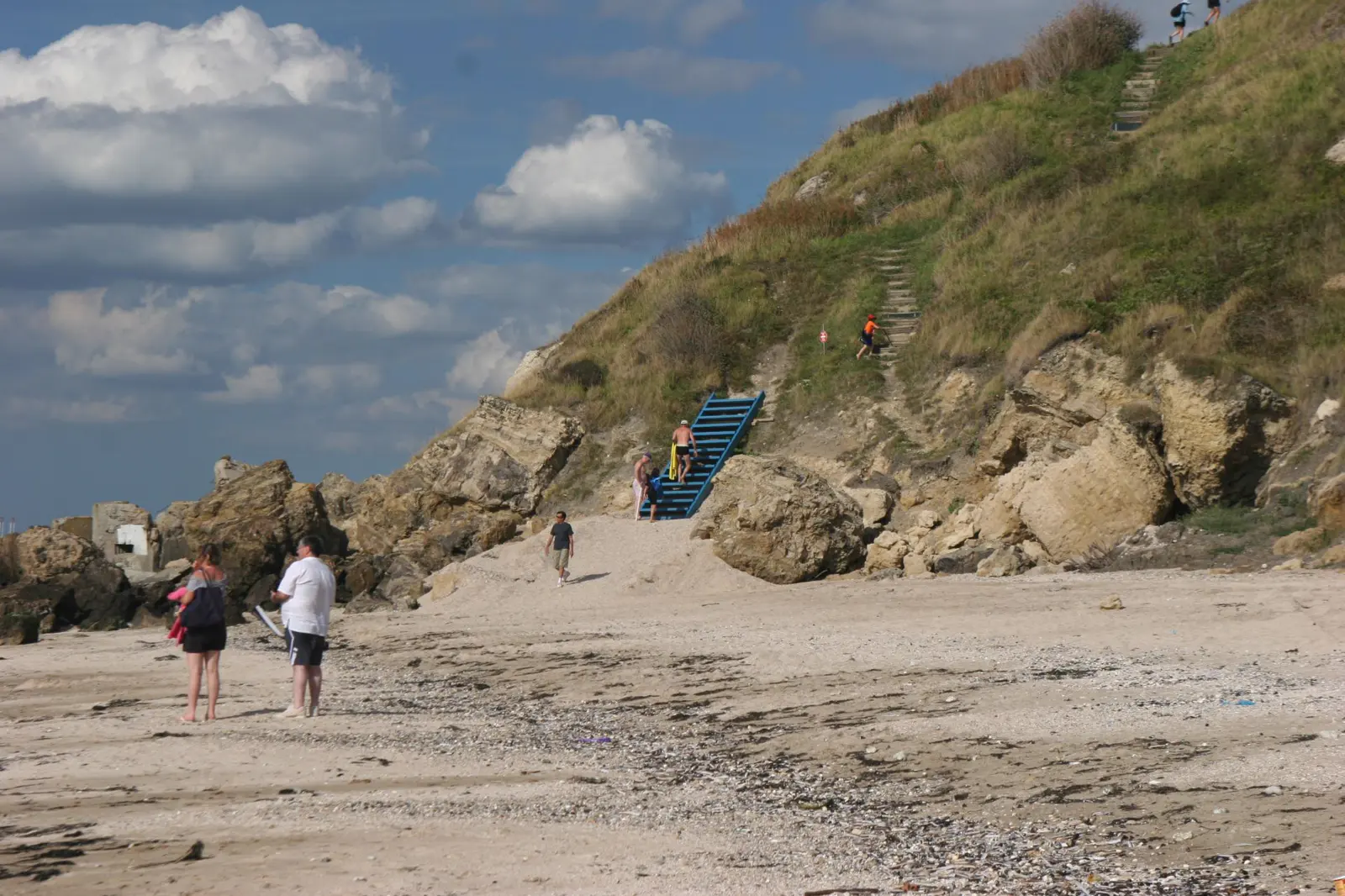 La plage au pied de la falaise