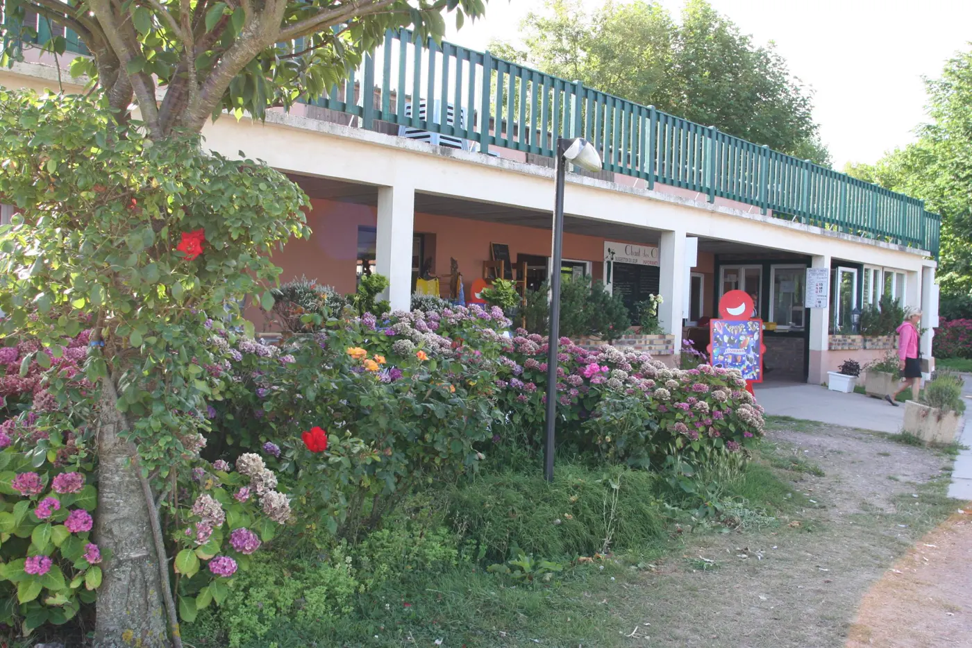 Le bâtiment d'accueil, fleuri