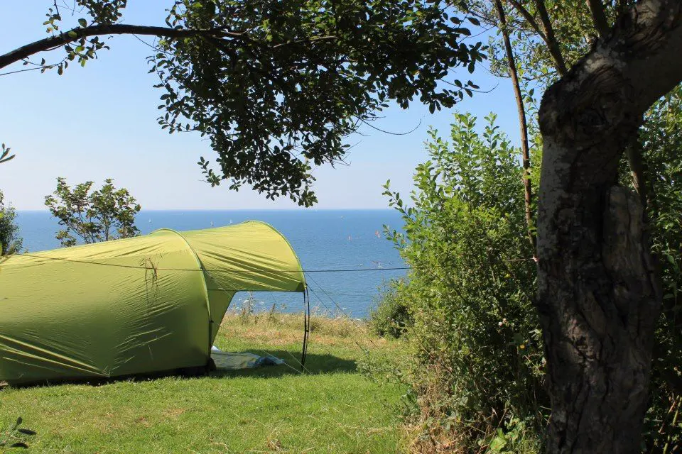 Une tente plantée face à la mer