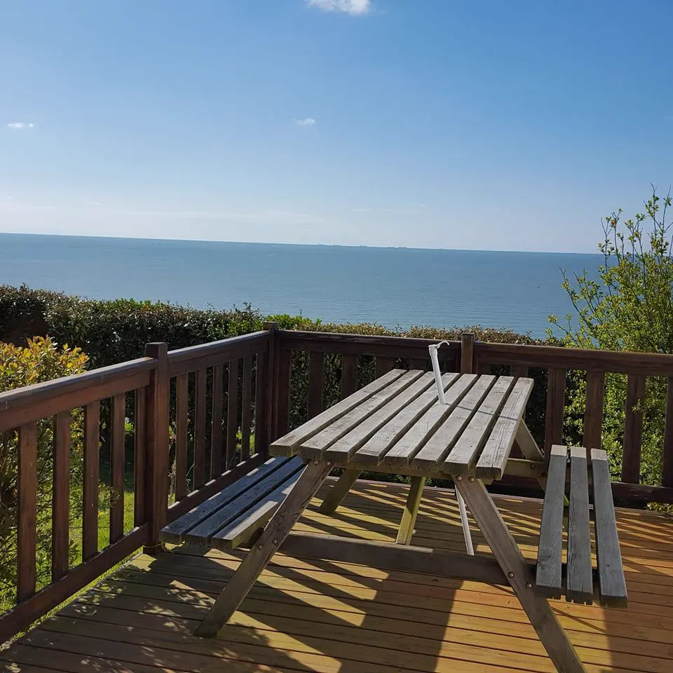 Une terrasse en bois face à la mer