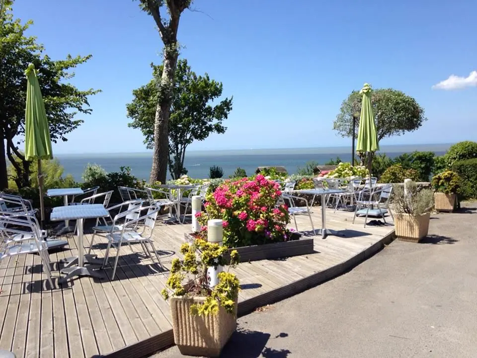 Une terrasse fleurie du camping