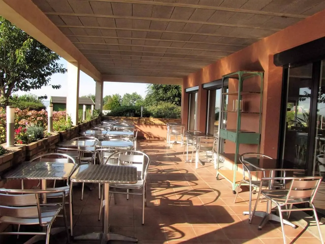 La terrasse couverte du restaurant
