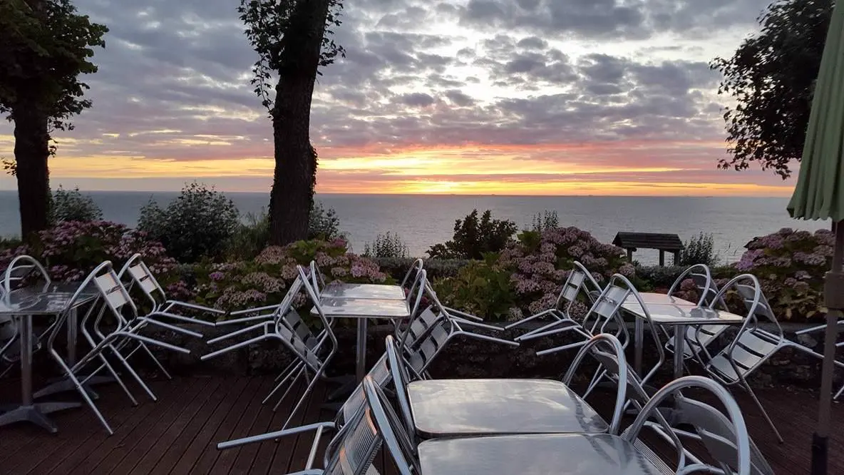 La terrasse au coucher du soleil